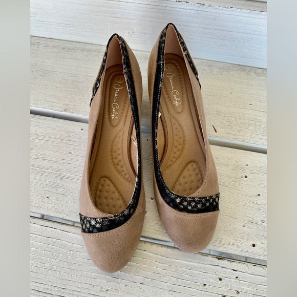 JESSICA CARLYLE, NANCY STYLE, WOMENS SHOES. TAN SUEDE WITH BLACK TRIM. SIZE 9 - Picture 1 of 7
